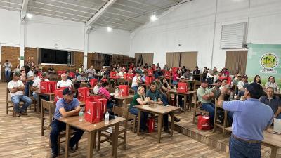 Produtores participam de palestra sobre novas tecnologias em sementes para pastagens na Sociedade Rural de Laranjeiras do Sul